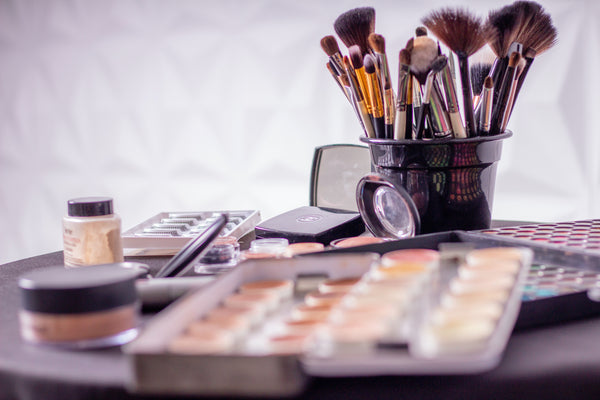 Makeup terbaik Grammy Awards 2022. Photo by Anderson Guerra: https://www.pexels.com/photo/makeup-brush-on-black-container-1115128/