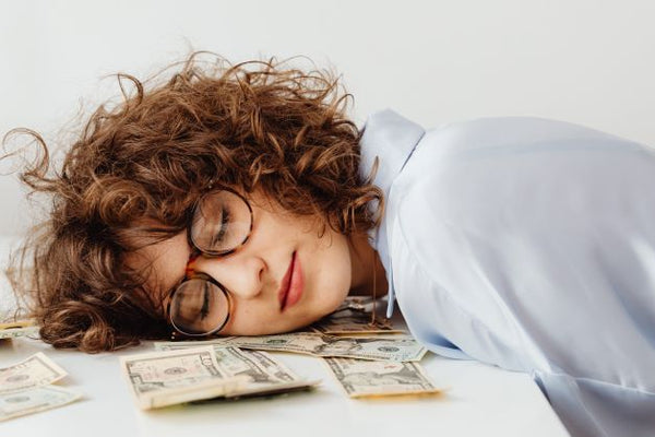 Tips Keuangan Buat Wanita. Photo by Karolina Grabowska: https://www.pexels.com/photo/woman-sleeping-on-a-desk-7680472/